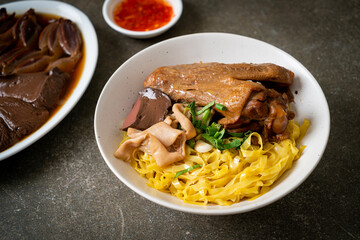 Egg noodles served dry with braised duck