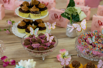 Obraz na płótnie Canvas cupcakes with flowers
