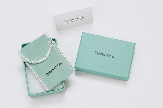 Tiffany jewelry box, fabric case and card with an inscription.
