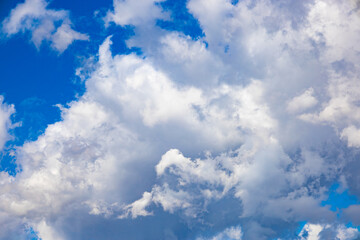 Obraz na płótnie Canvas 鮮やか、爽やかな青空に雨雲が混じりこむ都会の空・雄大な清々しい空と雲（東京都千代田区）