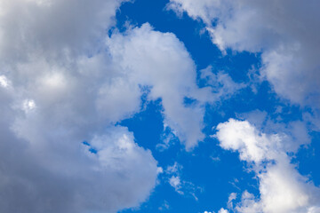 Obraz premium 鮮やか、爽やかな青空に雨雲が混じりこむ都会の空・雄大な清々しい空と雲（東京都千代田区）
