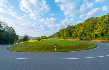 Kurve in üppiger Sommerlandschaft