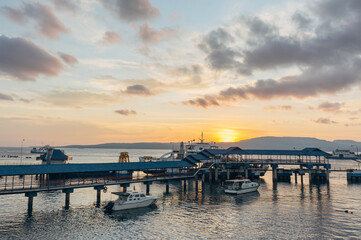 Obraz premium Beautiful sunrise from Ketapang harbor, Banyuwangi, Indonesia