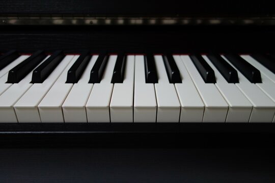 Klavier Klaviatur mit leichter Tiefenunschärfe