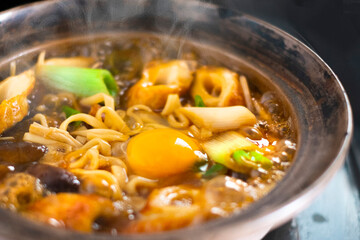 味噌煮込みうどんを煮込む