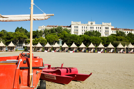 Lido di Venezia. Spiaggia del Des Bains con pattini e tukul