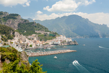 Amalfi, Salerno. Panorama della città sul porto passeggeri con barche 