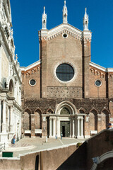 Fototapeta na wymiar Venezia. Facciata della basilica dei Ss Giovanni e Paolo tra Ponte Cavallo e la Scuola di San Marco