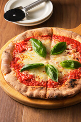 美味しそうな窯焼きピザマルゲリータ Pizza Margherita