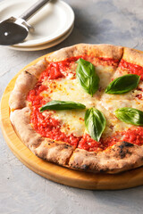 美味しそうな窯焼きピザマルゲリータ Pizza Margherita