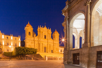 Fototapeta na wymiar Noto, Siracusa. Veduta notturna della Cattedrale con Angolo di Palazzo Ducezio.