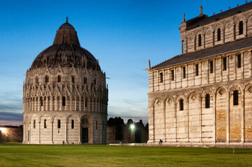 Pisa. Battistero di San Giovanni e angolo del Duomo a Piazza dei Miracoli
