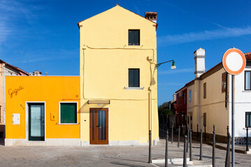 Fototapeta na wymiar Pellestrina, Venezia. Casa lagunare gialla