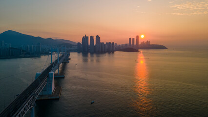 Fototapeta na wymiar Sunrise of Gwangan Bridge (광안대교 일출)