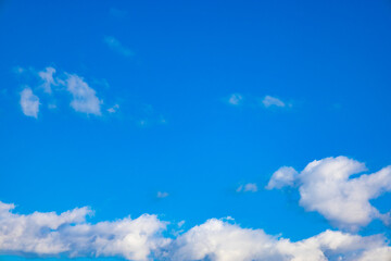 Naklejka na ściany i meble 横須賀の東京湾の空に大きく広がる青空と油絵や絵画のような横に丸くまとまった白い雲群（神奈川県横須賀市）