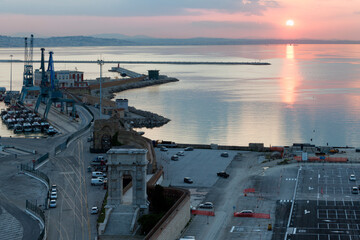 Ancona. Il porto al tramonto con Arco di Traiano.