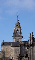 Fototapeta na wymiar Paisaje urbano con la Catedral de Lugo
