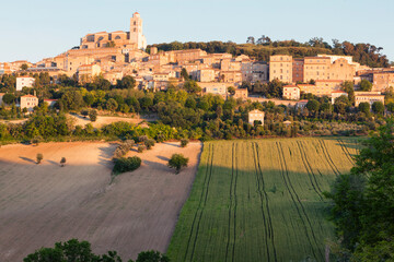 Fermo, Marche. Veduta della cittadina nel contesto rurale con la Cattedrale di Santa Maria Assunta