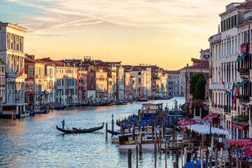 Venezia. Veduta di palazzi del Canal Grande con gondoliere dal Ponte di Rialto al tramonto
