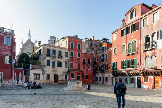 Venezia, San Polo. Campo San Stin con vera da pozzo e guglia dei Frari
