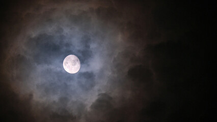 Obraz na płótnie Canvas Captivating Moon at Night: A Beautiful Sight to Behold