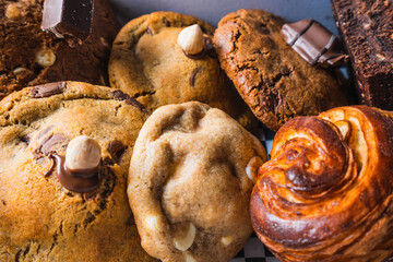 Caja de cookies o galletas caseras artesanas de chocolate, nueces, avena y croissant 