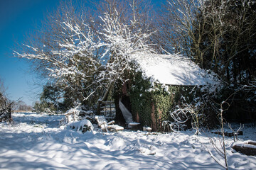 le cabanon de jardin sous la neige en bretagne