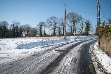 une route bretonne enneigée