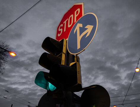 Schilder an einer Ampel Stop