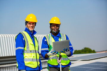 Obraz premium Engineer service check installation solar cell on the roof of factory. technician checks the maintenance of the solar panels, engineering team working on checking and maintenance in solar power plant