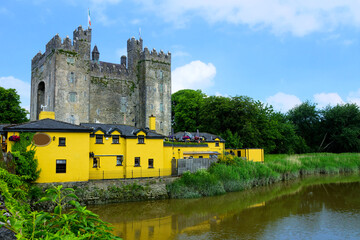 Medieval Bunratty Castle along the shores of Ralty River in County Clare, Ireland - obrazy, fototapety, plakaty