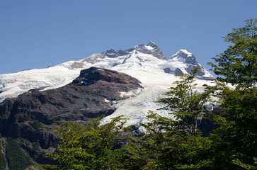 cerro volcan tronador, vista del volcan tronador en san carlos de bariloche con nieves eternas