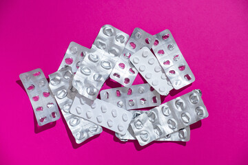 Leere Tabletten Blisterpackung vor einfarbigen Hintergrund, top view