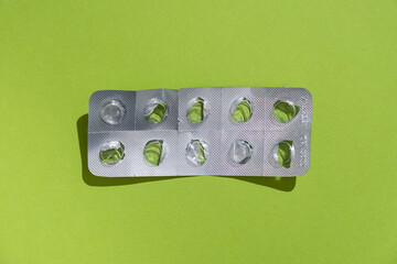 Leere Tabletten Blisterpackung vor einfarbigen Hintergrund, top view