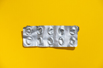 Leere Tabletten Blisterpackung vor einfarbigen Hintergrund, top view