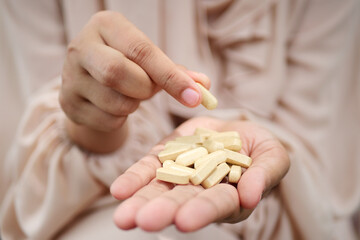  women hand pick herbal medicine capsule ,