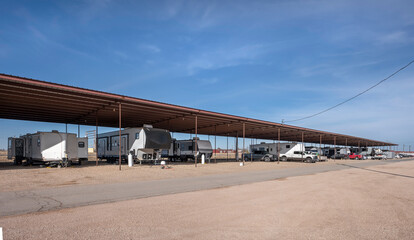 Obraz premium Camper vans used as housing in Texas near the town of Seminole