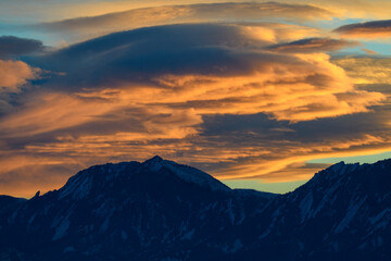 Obraz premium sunset over the mountains