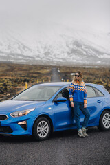 Naklejka premium a girl on the background of a car on a desert road