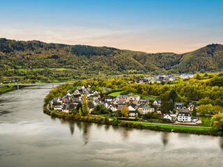 Fototapeta premium Senhals village on the Moselle river bend and lush mountain in Cochem-Zell district, Germany