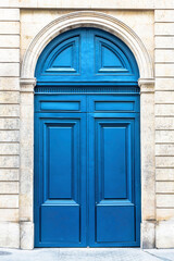 Fototapeta na wymiar Wood arch entry door in Paris, France