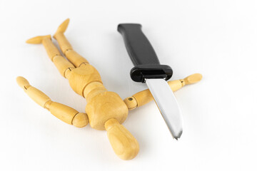 玩具のナイフとデッサン人形。殺人のイメージ