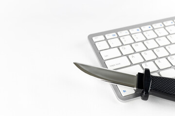 玩具のナイフと、キーボード。犯罪予告のイメージ