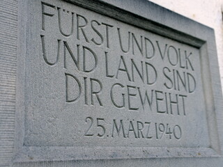 Gedenkstein an der Kapelle Maria zum Trost in Schaan: "Fürst und Volk und Land sind dir geweiht 25. März 1940"