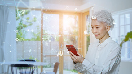 スマホを使うシニア女性　IoT　DX