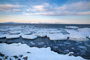 流氷と知床半島（野付半島ー別海町） © itoh masako