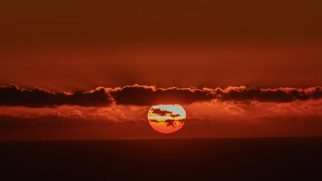 Time lapse - Sun setting over the ocean in Big Island, Hawaii.
