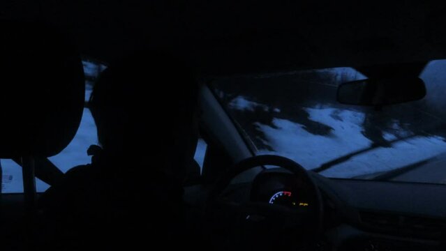 Hombre manejando en auto en la ruta de noche
