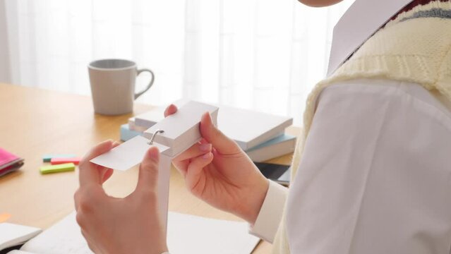 家で単語カードで勉強する女子高生　顔無し