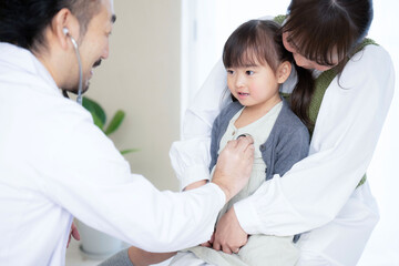 訪問診療や診察に使えそうなドクターと子供　小児科